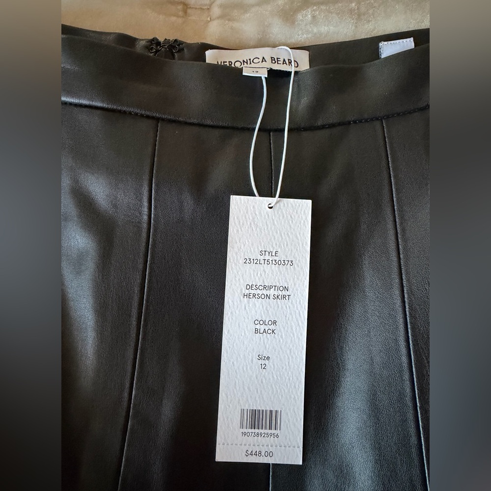 Veronica Beard
Herson Vegan Leather Pleated Midi Skirt
NWT
BLACK
SIZE 12 - Picture 6 of 9